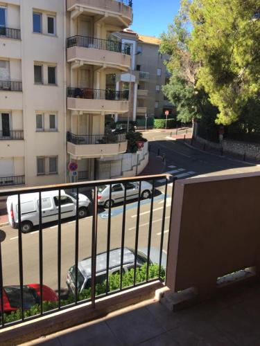 un balcón de un edificio con coches aparcados en un aparcamiento en AGENCIA appartement 2 chambres LE CORFOU, en Cannes