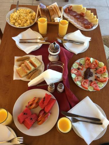 un tavolo di legno con piatti di cibo sopra di Arion Stables & Apartments a Hersonissos