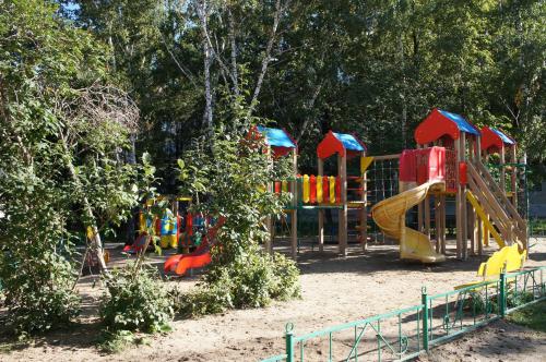 トムスクにある1комнатная до 4 чел на Железнодорожной 1の遊び場付き公園