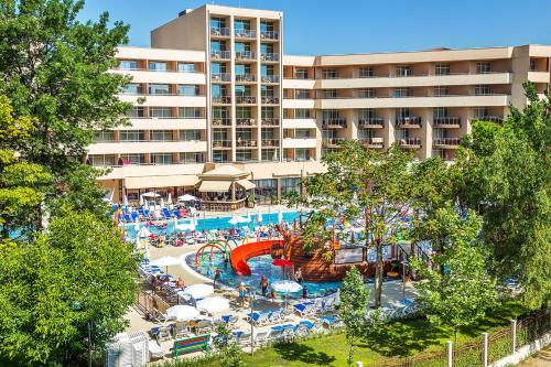 un complejo con piscina y parque acuático en Hotel Laguna Park & Aqua Club - All Inclusive en Sunny Beach