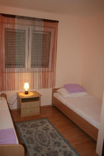 Posteľ alebo postele v izbe v ubytovaní APARTMANI LIDIJA VINIŠČE
