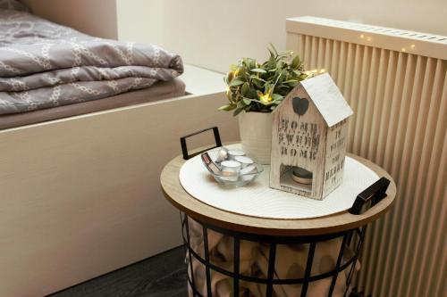 a small table with a bird house on top of it at Králova Výšina in Ústí nad Labem