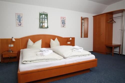 En eller flere senge i et værelse på Hotel Kuhfelder Hof