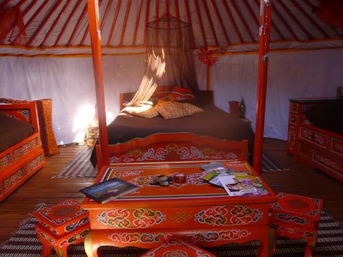 Ein Bett oder Betten in einem Zimmer der Unterkunft Au Soleil Mongol