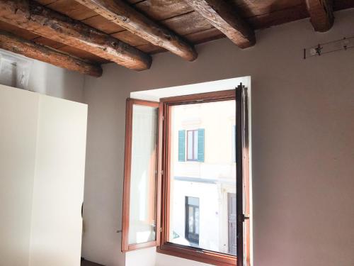 uma janela num quarto com vista para um edifício em Bed on the Lake Como monolocale vista lago em Como