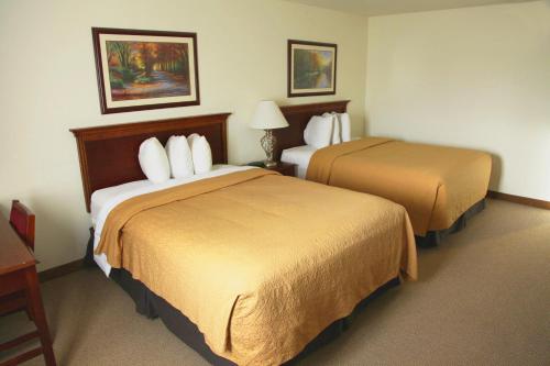 เตียงในห้องที่ Alex Hotel and Suites