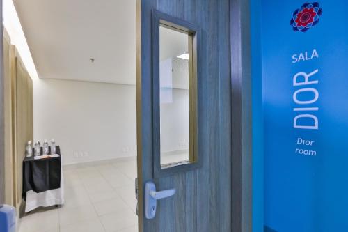 a door with a sign on it in a room at Mega Moda Goiania Hotel in Goiânia