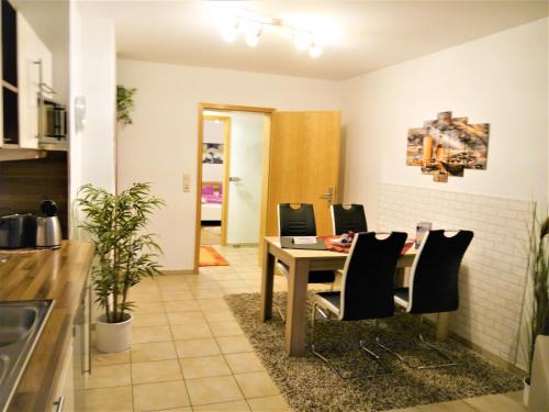 a kitchen and dining room with a table and chairs at Ferienwohnung-Apartment Regnitztal in Buttenheim