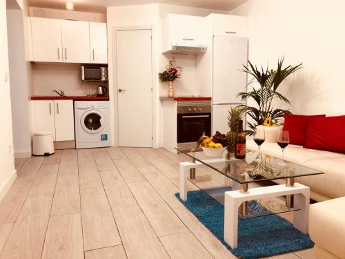 een woonkamer met een bank en een tafel bij Apartment in Sol in Madrid