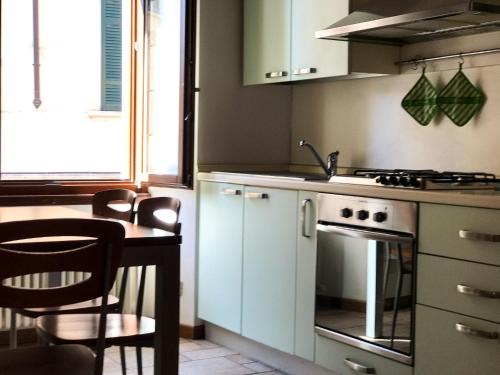 uma cozinha com uma mesa e um fogão forno superior em Bed on the Lake Como monolocale vista lago em Como