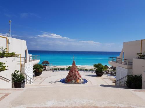 a christmas tree in the middle of a street at MARLIN TURQUESA HOSPEDAJE a PIE DE PLAYA in Cancún