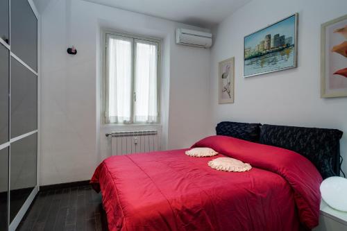 ローマにあるMammamiaの赤いベッド1台(赤い毛布付)が備わるベッドルーム1室が備わります。