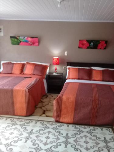 Un pat sau paturi într-o cameră la Rancha Azul Inn