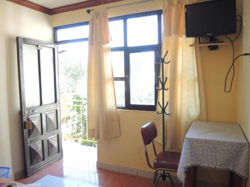 A television and/or entertainment centre at Hostal Valle Hermoso