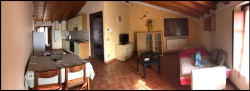 Montorfano Haus في روفاتو: غرفة مع مطبخ وغرفة معيشة