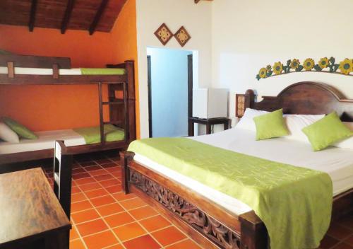 洛斯桑托斯的住宿－科里思圖雷伊康帕斯奇酒店，一间卧室配有两张双层床和一张长凳。
