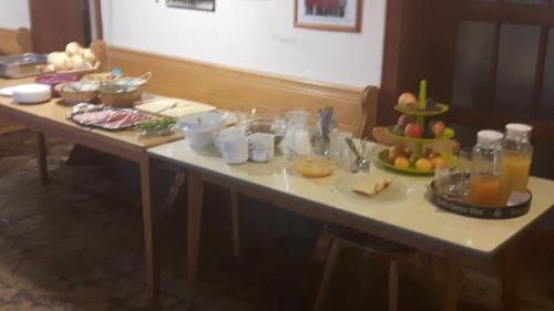 uma mesa com um monte de comida nela em Pension Stanek em Hofkirchen