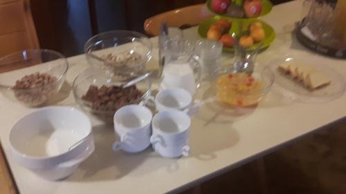 uma mesa com tigelas de alimentos e outros alimentos em Pension Stanek em Hofkirchen