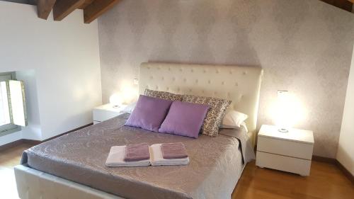 sypialnia z łóżkiem z dwoma ręcznikami w obiekcie Donizetti Royal w Bergamo