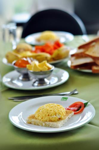 a table with plates of food on a table at Cafe Pinnalanda in Pinnawala