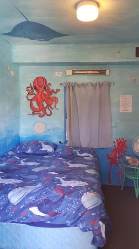 Una cama o camas en una habitación de Alice's Secret Travellers Inn
