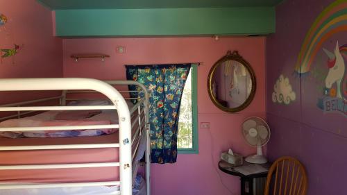 Una cama o camas en una habitación de Alice's Secret Travellers Inn