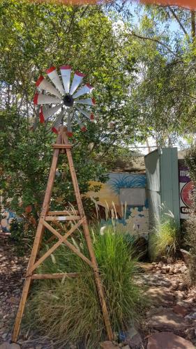 Un jardín fuera de Alice's Secret Travellers Inn