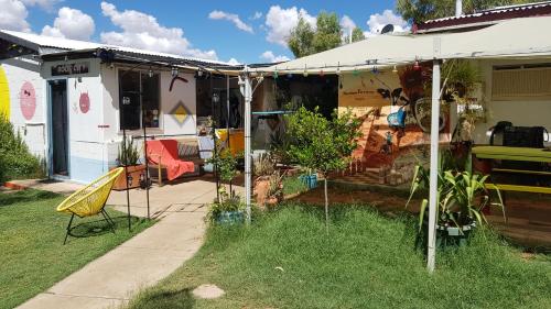 Un jardín fuera de Alice's Secret Travellers Inn