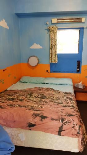 Una cama o camas en una habitación de Alice's Secret Travellers Inn