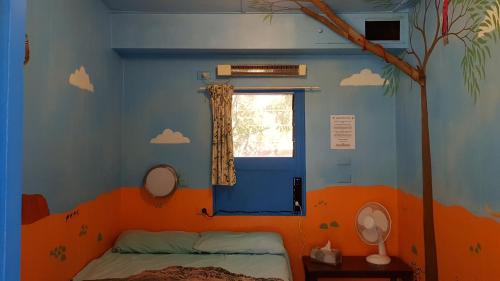 Una cama o camas en una habitación de Alice's Secret Travellers Inn
