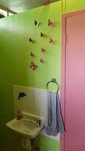 Un baño de Alice's Secret Travellers Inn