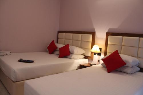 Ένα ή περισσότερα κρεβάτια σε δωμάτιο στο Hotel Sea Crown