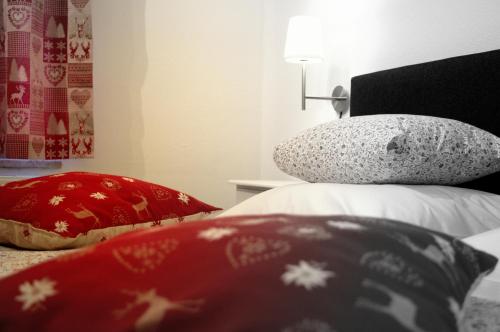 a bedroom with two pillows on a bed at Haus Susanne in Radstadt