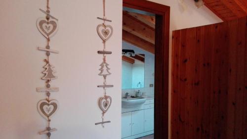 Pokój ze ścianą z sercami na ścianie w obiekcie Sweet Home Casa Vacanze "La Mansarda" w mieście Rovetta