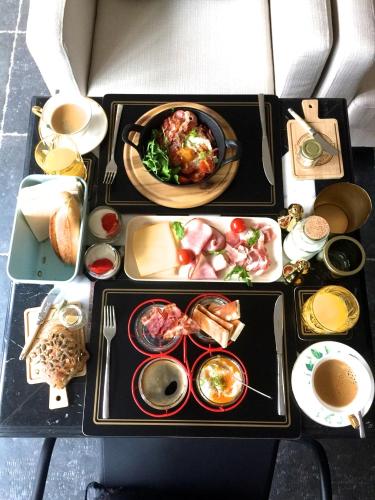 uma mesa com três bandejas de comida em Kirisavan Bed&Breakfast em Borgloon