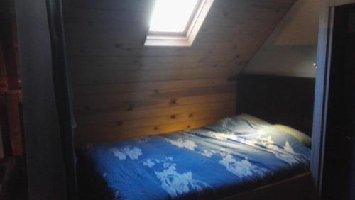 małe łóżko w małym pokoju z oknem w obiekcie Studio with More than a View w mieście Maldegem