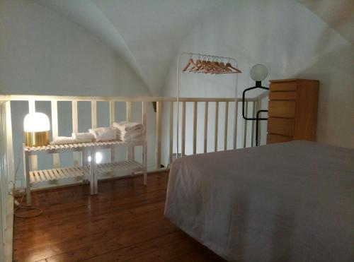 フィレンツェにあるPalazzo Larioni dei Bardiの白いベッドルーム(ベッド1台、ドレッサー付)