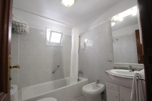 Apartamentos Isla Tenerife Sur tesisinde bir banyo