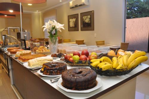 ドウラドスにあるHotel Valenciaのさまざまな種類の食べ物が並んだテーブル
