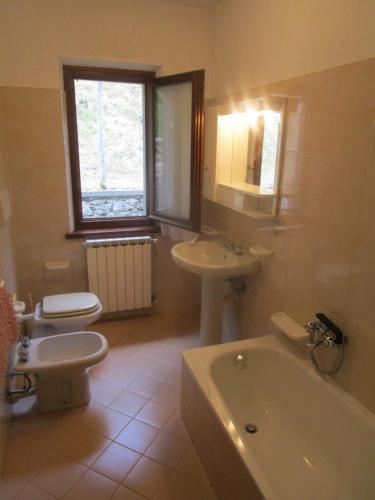 Kylpyhuone majoituspaikassa appartamenti tra medioevo e natura