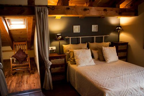 - une chambre avec un grand lit dans l'établissement Casa Rural Alquería de Segovia, à Tizneros