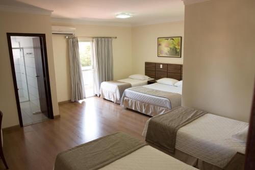 Un pat sau paturi într-o cameră la Hotel Valencia