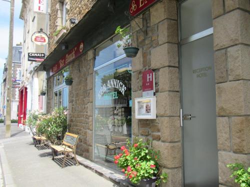 圣马洛Ker Annick的街上有长椅和鲜花的商店窗口