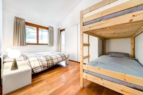 ビュルサーベルクにあるPenthaus Panorama Blick by A-Appartmentsのベッドルーム1室(二段ベッド1組、ベッドサイドテーブル付)