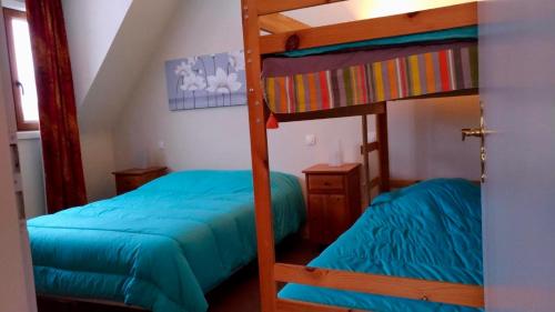 Un dormitorio con dos literas y un espejo. en Appartement la Charbonnière, en Bellefosse