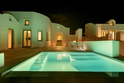 Бассейн в Sandy & Salty Villas или поблизости