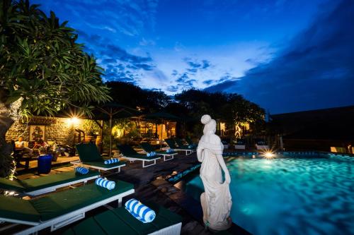 The swimming pool at or close to Jenggala Hill