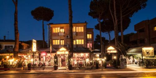 Un edificio con luces en el frente por la noche. en Hotel Il Cavaliere Nero, en Tirrenia