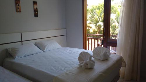 1 dormitorio con 1 cama con 2 toallas en BoraBora Casa de Temporada, en Gamboa