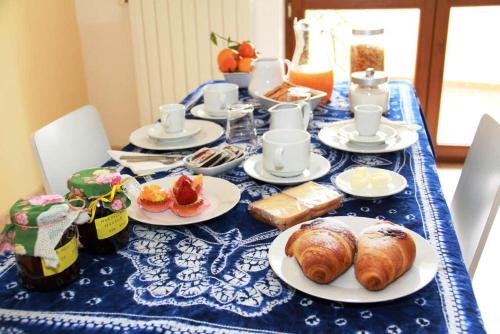 une table bleue et blanche avec des assiettes de nourriture dans l'établissement La Rosa Blu 2, à Santeramo in Colle